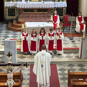 Angelobung für den Dienst als Ministrantinnen und Ministranten